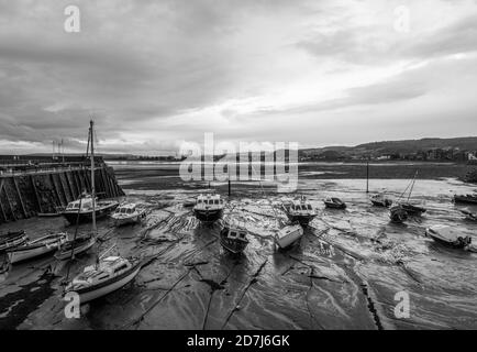 Minehead Hafen bei Ebbe im Herbst, launisch schwarz und weiß Stockfoto