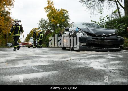 Berlin, Deutschland. Oktober 2020. Feuerwehrleute stehen an einem von drei Fahrzeugen, die an einem Verkehrsunfall am Saatwinkler Damm in Charlottenburg-Nord beteiligt sind. Mindestens eine Person wurde bei dem Unfall schwer verletzt. Quelle: Bernd von Jutrczenka/dpa/Alamy Live News Stockfoto