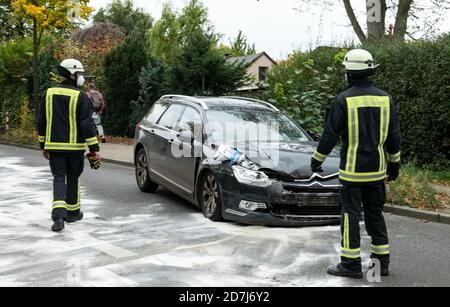 Berlin, Deutschland. Oktober 2020. Feuerwehrleute stehen an einem von drei Fahrzeugen, die an einem Verkehrsunfall am Saatwinkler Damm in Charlottenburg-Nord beteiligt sind. Mindestens eine Person wurde bei dem Unfall schwer verletzt. Quelle: Bernd von Jutrczenka/dpa/Alamy Live News Stockfoto