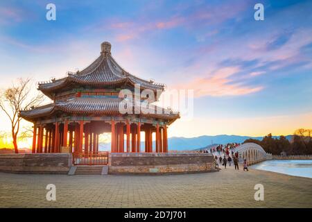Peking, China - Jan 13 2020: Kuoru Pavillon im Sommerpalast, in der Mitte des östlichen Staudamms östlich der 17 Bogen Brücke, die Links zu Stockfoto