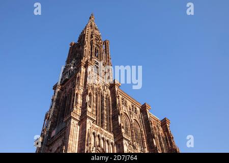 Hoher Turm der Kathedrale Notre-Dame in Straßburg Stockfoto