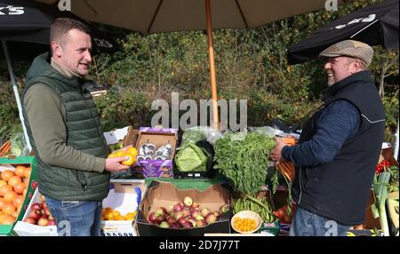 Warren O'Connor (links) und Andy Aston (rechts) von Warrens Fruit und Veg an ihrem Freitagsstand auf dem Parkplatz von Ye Olde Greene Manne in Northwood. Sie werden während der Halbzeit kostenlos Obst und Gemüse für jedes Kind verteilen, das normalerweise ein kostenloses Mittagessen in der Schule erhalten würde, nachdem das Parlament Vorschläge abgelehnt hat, um gefährdete Kinder während der Schulferien kostenlos zu speisen. Stockfoto