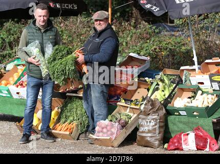 Warren O'Connor (links) und Andy Aston (rechts) von Warrens Fruit und Veg an ihrem Freitagsstand auf dem Parkplatz von Ye Olde Greene Manne in Northwood. Sie werden während der Halbzeit kostenlos Obst und Gemüse für jedes Kind verteilen, das normalerweise ein kostenloses Mittagessen in der Schule erhalten würde, nachdem das Parlament Vorschläge abgelehnt hat, um gefährdete Kinder während der Schulferien kostenlos zu speisen. Stockfoto