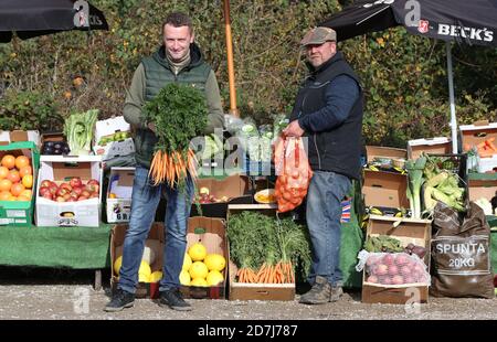 Warren O'Connor (links) und Andy Aston (rechts) von Warrens Fruit und Veg an ihrem Freitagsstand auf dem Parkplatz von Ye Olde Greene Manne in Northwood. Sie werden während der Halbzeit kostenlos Obst und Gemüse für jedes Kind verteilen, das normalerweise ein kostenloses Mittagessen in der Schule erhalten würde, nachdem das Parlament Vorschläge abgelehnt hat, um gefährdete Kinder während der Schulferien kostenlos zu speisen. Stockfoto