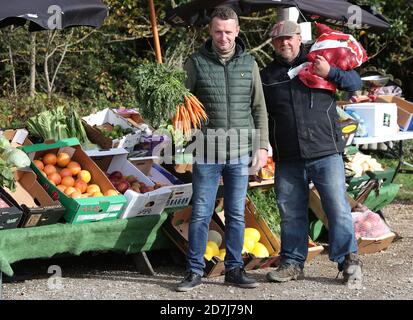 Warren O'Connor (links) und Andy Aston (rechts) von Warrens Fruit und Veg an ihrem Freitagsstand auf dem Parkplatz von Ye Olde Greene Manne in Northwood. Sie werden während der Halbzeit kostenlos Obst und Gemüse für jedes Kind verteilen, das normalerweise ein kostenloses Mittagessen in der Schule erhalten würde, nachdem das Parlament Vorschläge abgelehnt hat, um gefährdete Kinder während der Schulferien kostenlos zu speisen. Stockfoto