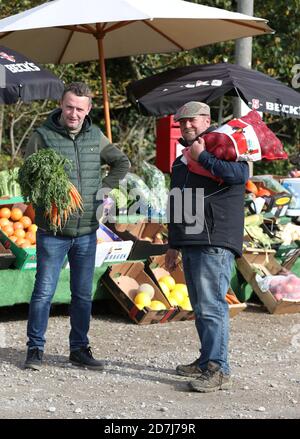 Warren O'Connor (links) und Andy Aston (rechts) von Warrens Fruit und Veg an ihrem Freitagsstand auf dem Parkplatz von Ye Olde Greene Manne in Northwood. Sie werden während der Halbzeit kostenlos Obst und Gemüse für jedes Kind verteilen, das normalerweise ein kostenloses Mittagessen in der Schule erhalten würde, nachdem das Parlament Vorschläge abgelehnt hat, um gefährdete Kinder während der Schulferien kostenlos zu speisen. Stockfoto