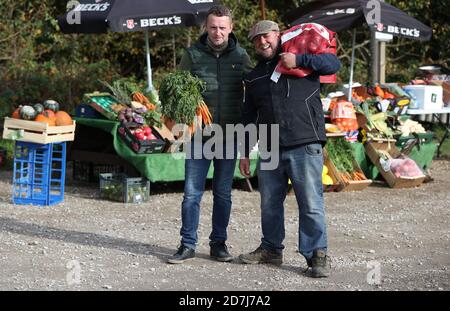 Warren O'Connor (links) und Andy Aston (rechts) von Warrens Fruit und Veg an ihrem Freitagsstand auf dem Parkplatz von Ye Olde Greene Manne in Northwood. Sie werden während der Halbzeit kostenlos Obst und Gemüse für jedes Kind verteilen, das normalerweise ein kostenloses Mittagessen in der Schule erhalten würde, nachdem das Parlament Vorschläge abgelehnt hat, um gefährdete Kinder während der Schulferien kostenlos zu speisen. Stockfoto