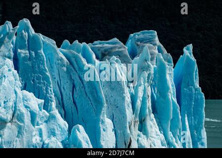 Die Kalbswand des Perito Moreno Gletschers im Parque Nacional Los Glaciares in Patagonien, Argentinien Stockfoto