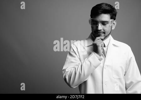 Junge gut aussehende bärtige persischen Mann Arzt trägt Schutzbrille Stockfoto