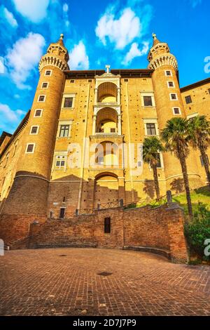 Urbino mittelalterlicher Herzogspalast bei Sonnenuntergang. UNESCO-Weltkulturerbe. Region Marken, Italien, Europa. Stockfoto