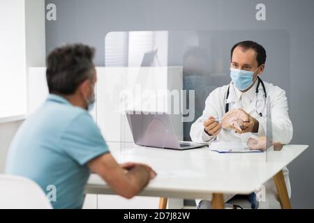 Älterer Älterer Älterer Mann Beim Gehirnchirurgen Doktor In Gesichtsmaske Stockfoto