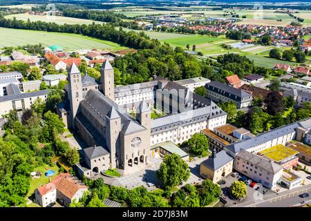 Luftaufnahme der Abtei Münsterschwarzach bei sonnigem Tag in Schwarzach, Bayern, Deutschland Stockfoto