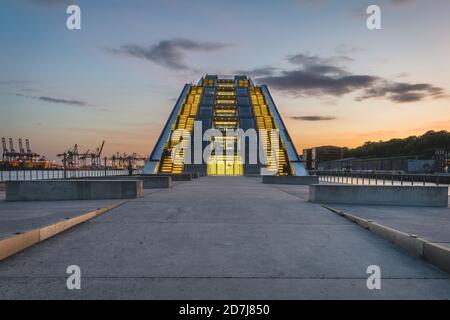 Deutschland, Hamburg, beleuchtetes modernes Bürogebäude in der Nähe von Dock bei Sonnenuntergang Stockfoto