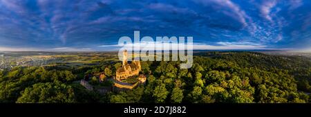 Deutschland, Bayern, Bamberg, Helikopterpanorama von Altenburg bei Sommerdämmerung Stockfoto