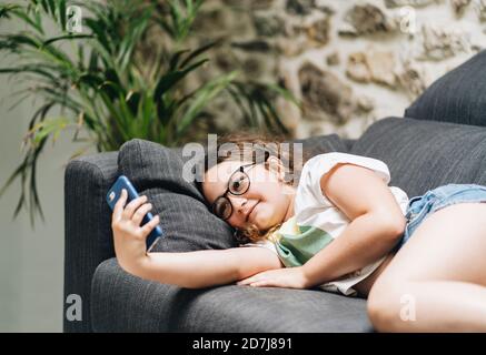 Kleines Mädchen nimmt Selfie auf Smartphone zu Hause Stockfoto