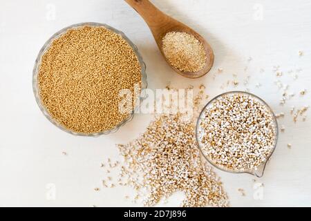 Studio Schuss von zwei Schüsseln und Schöpfkelle von Quinoa Körner, Pops und Flocken Stockfoto