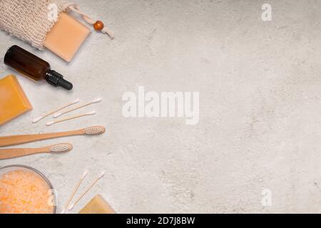 Zero Waste Bio-Kosmetik für die persönliche Hygiene auf hellem Stein Hintergrund. Hautpflegeprodukt. Gesunder Lebensstil Hintergrund. Flach liegend. Draufsicht Stockfoto
