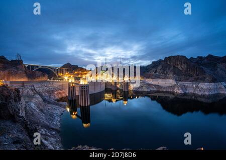 USA, Nevada, Hoover Dam bei Nacht Stockfoto