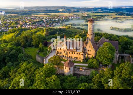 Deutschland, Bayern, Bamberg, Hubschrauberansicht von Altenburg bei nebliger Sommerdämmerung Stockfoto