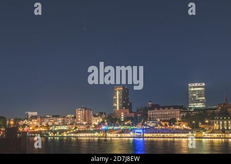 Deutschland, Hamburg, St. Pauli nächtlich beleuchtete Gebäude über die Elbe Stockfoto