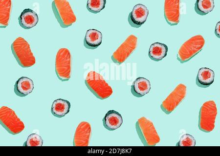 Salman Sushi nigiri und Maki Muster auf mintgrünem Hintergrund Stockfoto