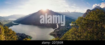 Italien, Provinz Sondrio, Panorama des Sonnenuntergangs über dem See Mezzola in Riserva Naturale Pian di Spagna und Lago di Mezzola Stockfoto