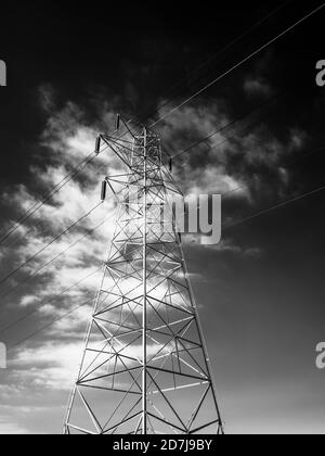 Ein Infrarotbild eines Strompylons Stockfoto