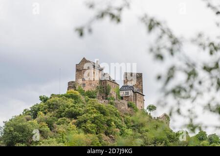Deutschland, Nordrhein-Westfalen, Oberwesel, Schloss Schönburg auf einem Hügel in der Rheinschlucht Stockfoto