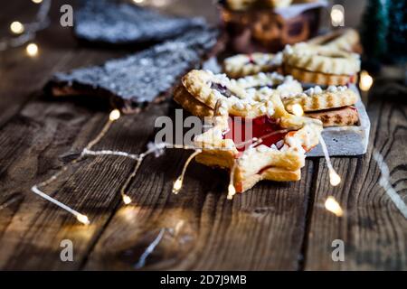 Weihnachtsbeleuchtung und frisch gebackene Marmeladenkekse Stockfoto