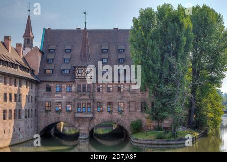 Editorial: NÜRNBERG, BAYERN, DEUTSCHLAND, 11. August 2020 - Blick auf das Heilig-Geist-Krankenhaus von der Museumsbrücke in Nürnberg aus gesehen. Der Text auf dem w Stockfoto