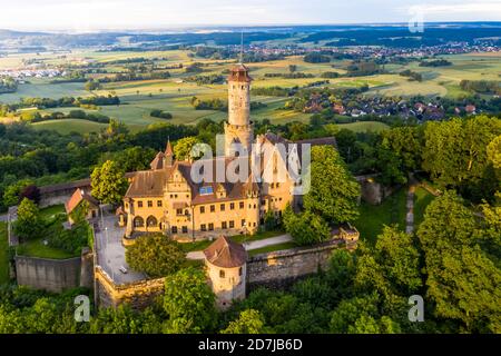 Deutschland, Bayern, Bamberg, Hubschrauberblick auf Schloss Altenburg bei Sommeranbruch Stockfoto