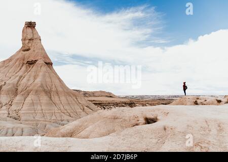 Spanien, Navarra, Backpacker-Frau bewundern Sandsteinfelsen in Bardenas Reales Stockfoto