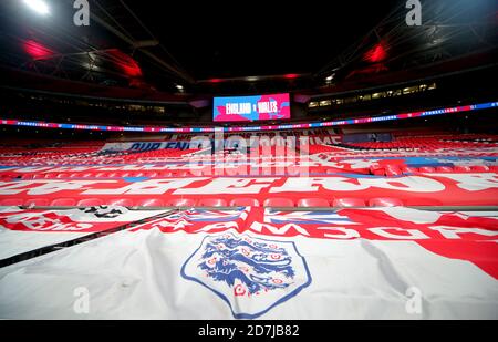 ENGLAND FLAGGEN IN LEEREN SITZEN, ENGLAND V WALES, 2020 Stockfoto