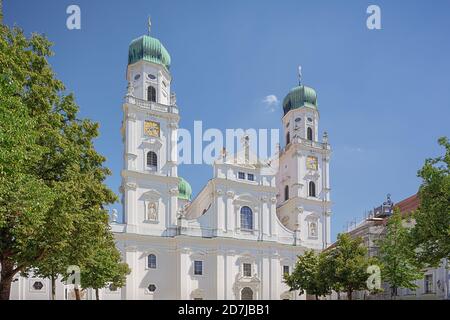 Blick auf den Stephansdom in der Altstadt von Passau Stockfoto