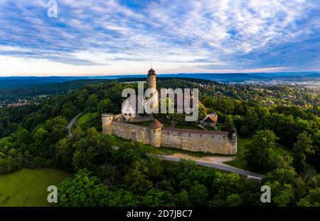 Deutschland, Bayern, Bamberg, Hubschrauberblick auf Schloss Altenburg in der Sommerdämmerung Stockfoto