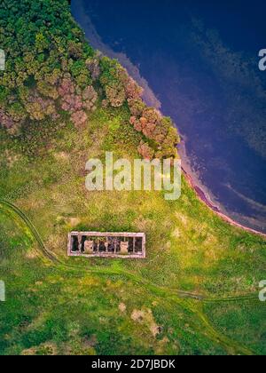 Drohne Aufnahme des alten Gebäudes auf grünem Land von Novgorodskaya Bucht, Primorsky Region, Russland Stockfoto