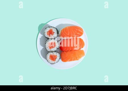 Studioaufnahme des Tellers mit Maki Sushi und Nigiri Stockfoto