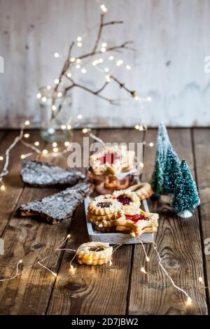 Weihnachtsbeleuchtung und frisch gebackene Marmeladenkekse Stockfoto