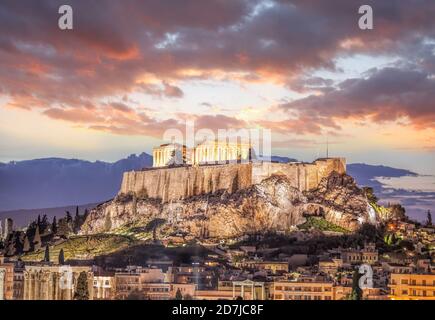 Akropolis mit Parthenon Tempel gegen Sonnenuntergang in Athen, Griechenland Stockfoto