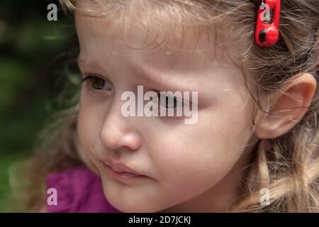 Nette kleine traurig traurig Mädchen mit Tränen in den Augen. Stockfoto