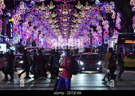 Singapur. Oktober 2020. Das Foto vom 23. Oktober 2020 zeigt Lichtdekorationen für das kommende Deepavali Festival auf der Serangoon Road, Singapur. Kredit: Dann Chih Wey/Xinhua/Alamy Live Nachrichten Stockfoto