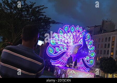 Singapur, Singapur. Oktober 2020. Ein Mann fotografiert Lichtdekorationen für das kommende Deepavali Festival auf der Serangoon Road, Singapur, 23. Oktober 2020. Kredit: Dann Chih Wey/Xinhua/Alamy Live Nachrichten Stockfoto