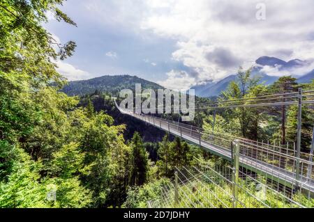 Österreich, Tirol, Reutte, Highline179 im Sommer über bewaldete Täler Stockfoto