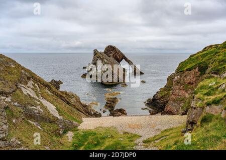 Natural Arch Bow Fiddle Rock, Portnockie, Moray Firth, Großbritannien Stockfoto