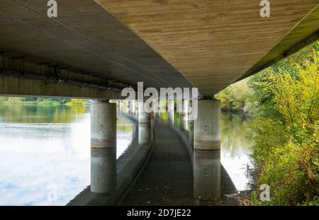 Unter einer Brücke in Plön, Bundesstraße 76. Zwei Seen werden überquert. Stockfoto