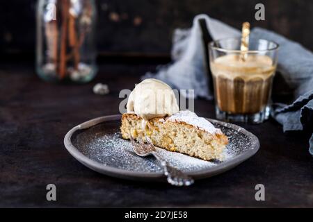 Ein Stück spanische Torte des Gato de Almendras und ein Glas Eiskaffee Stockfoto