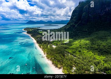 Mauritius, Hubschrauberansicht der Halbinsel Le Morne Brabant im Sommer Stockfoto