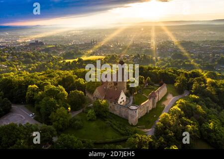 Deutschland, Bayern, Bamberg, Hubschrauberblick auf Schloss Altenburg bei Sommeruntergang Stockfoto