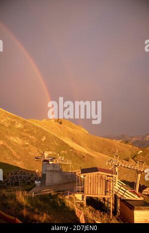 Zwei Regenbögen über den österreichischen alpen. Blick vom Edmund-Probst-Haus in Deutschland, bei Oberstdorf. Stockfoto
