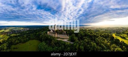 Deutschland, Bayern, Bamberg, Helikopterpanorama von Altenburg bei bewölktem Sommeruntergang Stockfoto